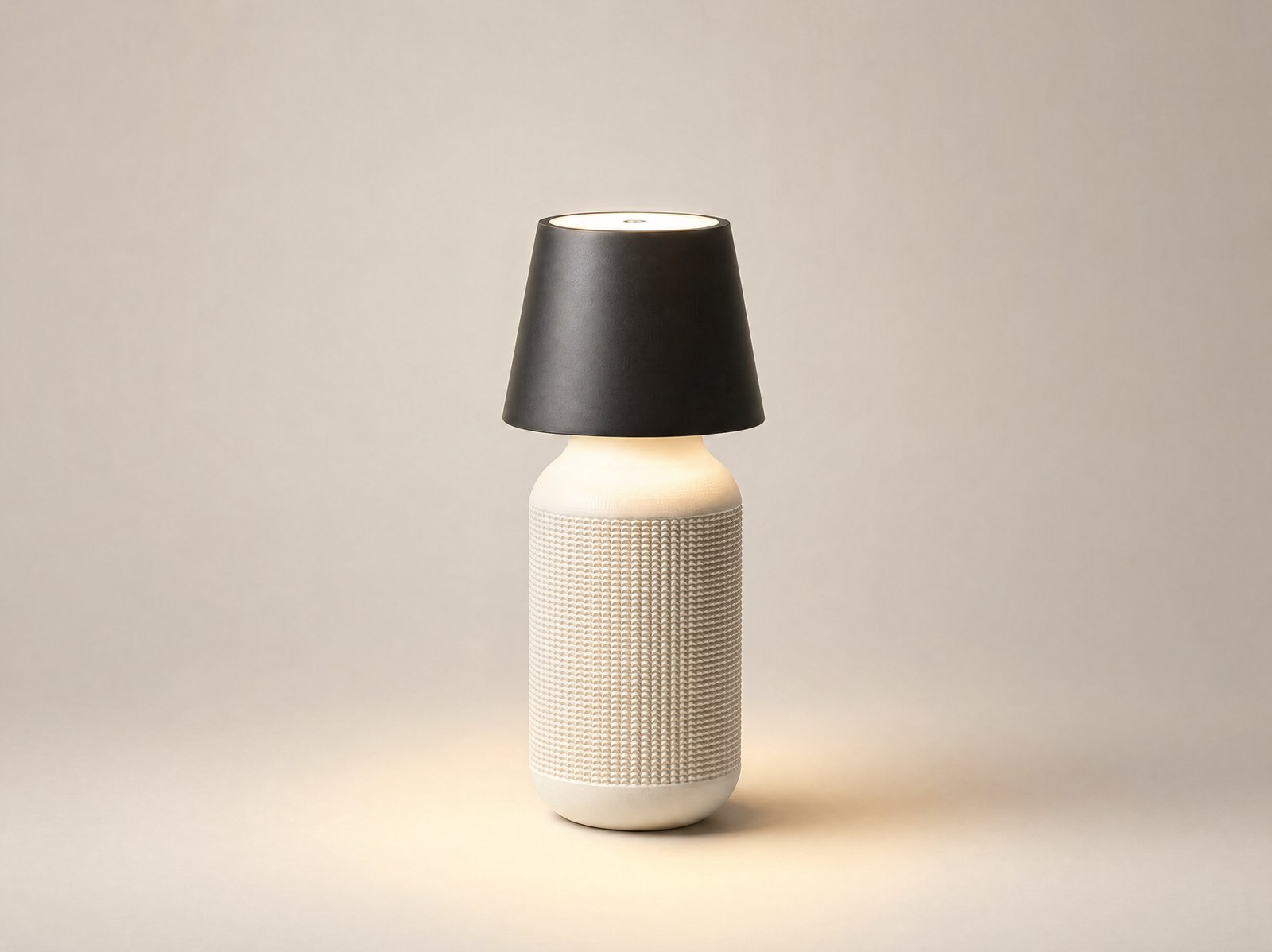 La lampe Lumen posee a cote du vase Faro
